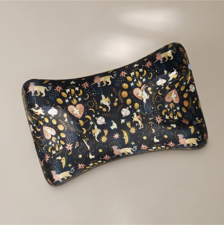 Подушка Omnia в наволочке из премиального шелка